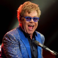 Dolce & Gabanna tienen razón, Elton John patina